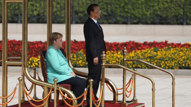 China-Besuch: Merkel hofft auf Lösung im Handelskrieg – und bleibt bei Hymne sitzen