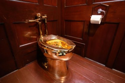 Das Goldklo ist weg: Diebe stehlen goldene Toilette aus Kunstausstellung in Churchills Geburtshaus