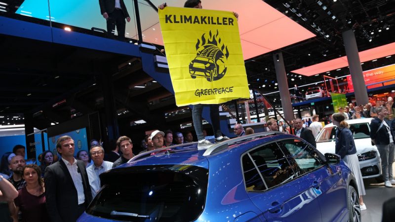Klima-Aktivisten protestieren auf IAA – Autobauer greifen durch