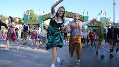 Festgelände öffnet: Wiesn-Besucher stürmen Oktoberfest