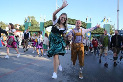 Festgelände öffnet: Wiesn-Besucher stürmen Oktoberfest
