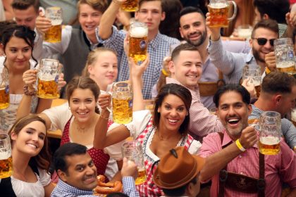 “O’zapft is!” – Oktoberfest mit traditionellem Fassanstich eröffnet
