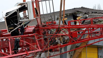 Hofheim: Baukran stürzt auf Einfamilienhaus – Keine Verletzten