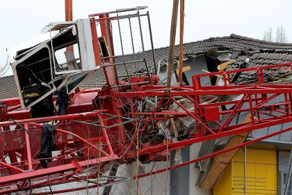 Hofheim: Baukran stürzt auf Einfamilienhaus – Keine Verletzten
