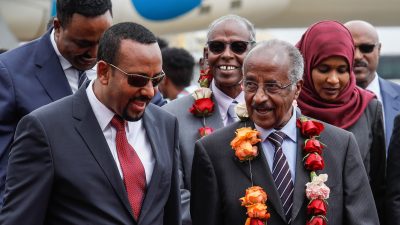 Eritreas Außenminister lässt sich von Flüchtlingen seines Regimes in der Schweiz feiern