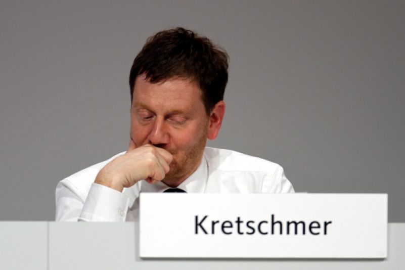 Ministerpräsident Kretschmer besucht die Antifa nach Steinigung der Polizei