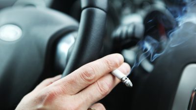 Niedersachsen und NRW legen Gesetzentwurf für Rauchverbot im Auto vor