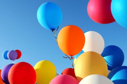 Video: Wilde Gier – Mehrere Verletzte nach Luftballon-PR-Aktion im Einkaufszentrum