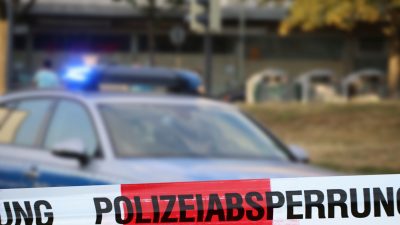 Berlin: Schwarz gekleidete Angreifer schleudern Steine und Farbe auf baden-württembergische Landesvertretung
