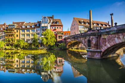 Nürnberg: Flaschenschläger und Messerstecher in einem Haus – Vier Verletzte – Mädchen (10) erleidet Messerwunde