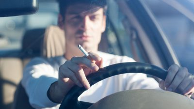 „Schadstoff-Käfig“ Auto: Deutsche Krebshilfe drängt zu Rauchverbot am Steuer