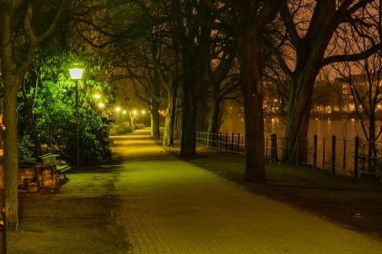 Berlin: Lebensgefährlicher Streit im Park – 19-Jähriger mit Messer verletzt, 15-Jährige vertreibt Täter mit Reizgas