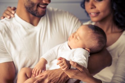 Baby begrüßt Papa mit einem strahlenden Lächeln, sobald es seine Stimme hört