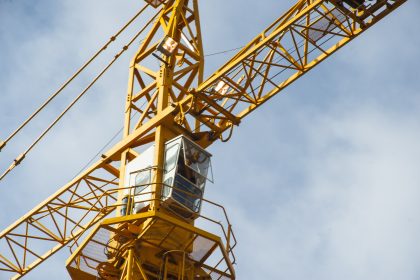 Stuttgart: 50 Tonnen schwerer Baukran kippt gegen Hausfassade