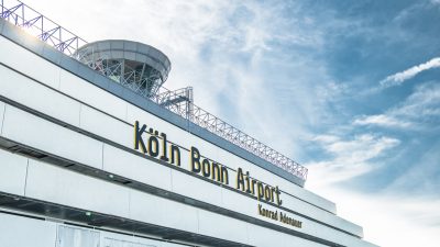 Regierungsbeamte pendeln zwischen Bonn und Berlin meistens per Flugzeug
