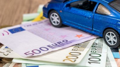 Zahlreiche Kunden erhalten Geld von der Autoversicherung zurück