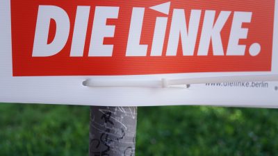 Älteres Paar geht Thüringer Linken-Landtagskandidatin beim Wahlplakate hängen an