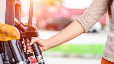 Starker Ölpreis-Anstieg nach Anschlag – Mineralölverband warnt vor höheren Benzinpreisen