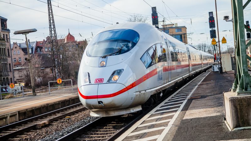 250 Bahnreisende müssen auf offener Strecke nahe Hannover Zug verlassen