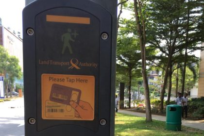 Ampeln mit “Senioren-Schaltung”: Rentner in Singapur bekommen mehr Zeit zum Überqueren der Straße