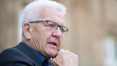 Grünen-Ministerpräsident Kretschmann bezweifelt schnellen Siegeszug des E-Autos