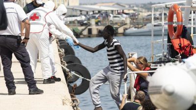 Migranten fliehen in Sizilien aus überfüllter Quarantäne-Einrichtung