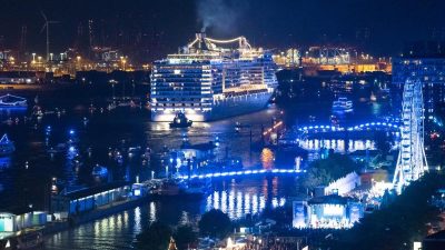 Leuchtendes Kreuzfahrt-Spektakel in Hamburg