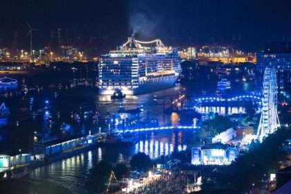 Leuchtendes Kreuzfahrt-Spektakel in Hamburg