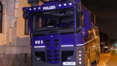 Hamburger Wasserwerfer verwundert die Dresdner Polizei