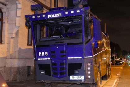 Hamburger Wasserwerfer verwundert die Dresdner Polizei