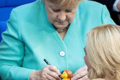 Unterbrechung bei Plenarsitzung: Kanzlerin Merkel muss sich um”Badeente Angie” kümmern
