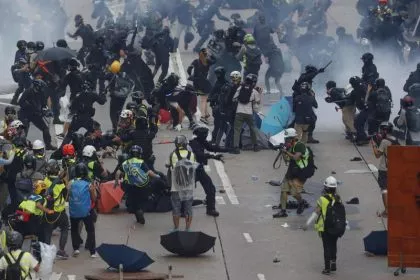 LIVESTREAM: “Wir trauern!” – Hongkonger demonstrieren in Schwarz zum 70. Jahrestag der VR China