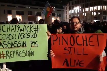 Chilenen demonstrieren vor dem Brandenburger Tor
