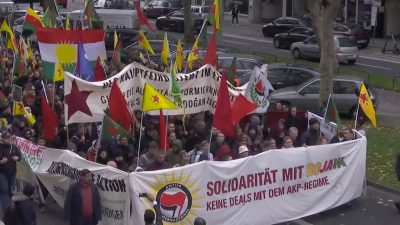 Rund 10.000 Menschen demonstrieren in Köln gegen die türkische Militäroffensive in Syrien