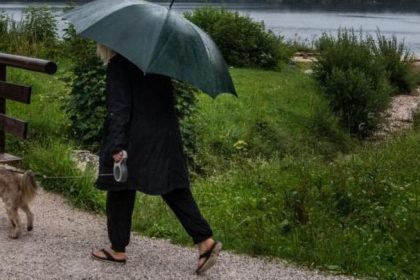 Mysteriöser Überfall in Leipzig: Frau beim Gassi-Gehen am See attackiert und ins Gebüsch gestoßen