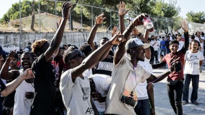 400 Migranten auf Lesbos demonstrieren gegen Bedingungen ihrer Unterbringung