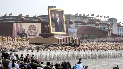 Chinas Staatschef Xi Jinping verneigt sich vor Diktator Mao Zedong