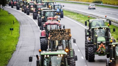 „Keine Bauern, keine Nahrung“ – 2.000 niederländische Bauern legen Straßen lahm