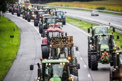 „Keine Bauern, keine Nahrung“ – 2.000 niederländische Bauern legen Straßen lahm