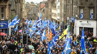 Tausende Schotten demonstrieren für Unabhängigkeit von Großbritannien