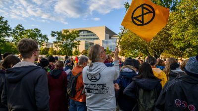 Berlin: Extinction Rebellion startet mit unangemeldeten Protesten und blockiert Autofahrer