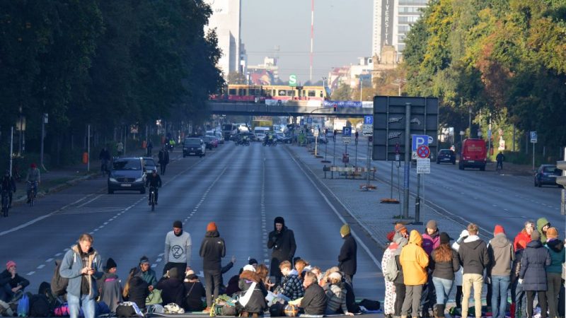 Berliner Polizei: Blockade-Aktionen von radikalem Klimaaktionsbündnis bisher „friedlich“ verlaufen