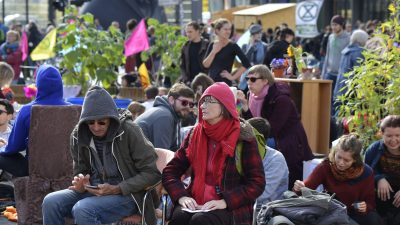 „Extinction Rebellion“: GdP-Vorsitzender sieht Straßenblockaden durch Versammlungsfreiheit gedeckt – Berliner Polizei setzt Räumung fort