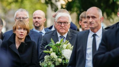 Steinmeier legt Blumen am Tatort in Halle nieder