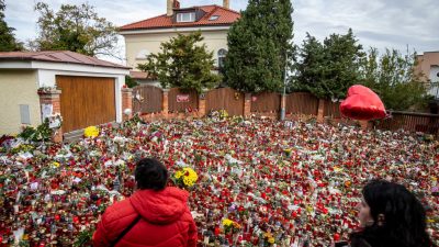 Blumenmeer für Karel Gott: Tausende Tschechen nehmen Abschied