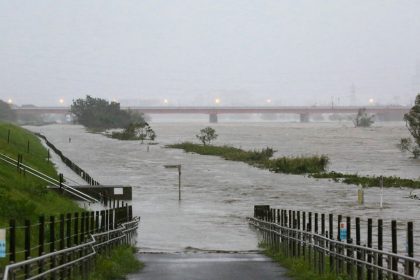 Naturgewalten in Tokio: Erdbeben der Stärke 5,7 und tobender Taifun Haigibis