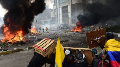 Demonstranten in Ecuador verwüsten Regierungsgebäude des Rechnungshofes
