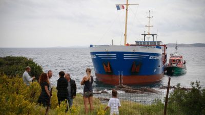 Frachtschiff läuft vor Korsika in Meeresreservat auf Grund: Experten planen Abtransport