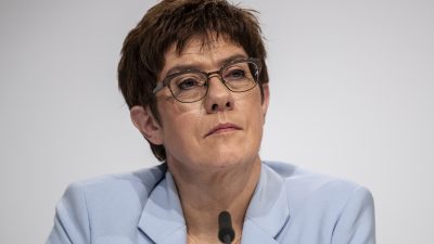 CDU Chefin fordert Ende der Parteiquerelen –  AKK „gespannt“ auf Merz-Rede