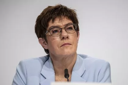 CDU Chefin fordert Ende der Parteiquerelen -  AKK "gespannt” auf Merz-Rede